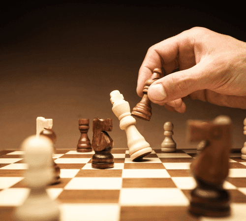 Ein Schachbrett, bei dem der Spieler den König stürzt, um Wettbewerb zu beschreiben im Online-Marketing.